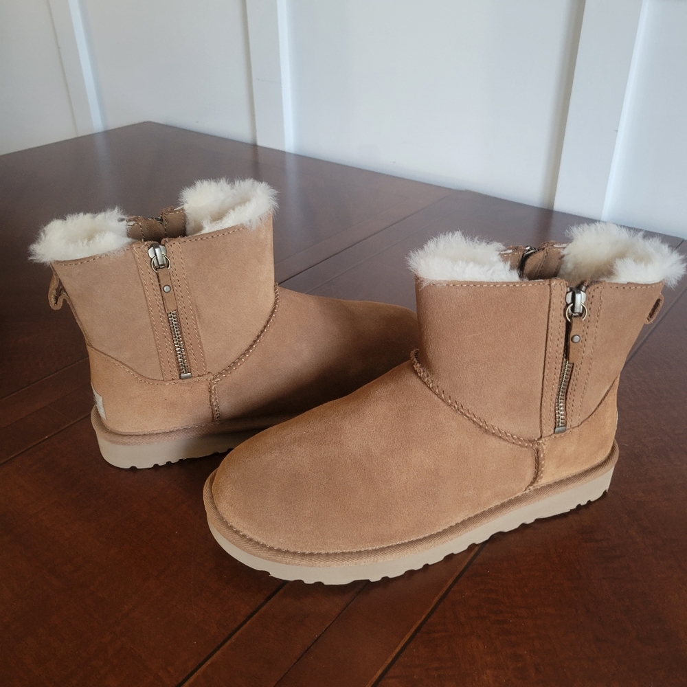 Ugg classic mini double zip size 7 color: che